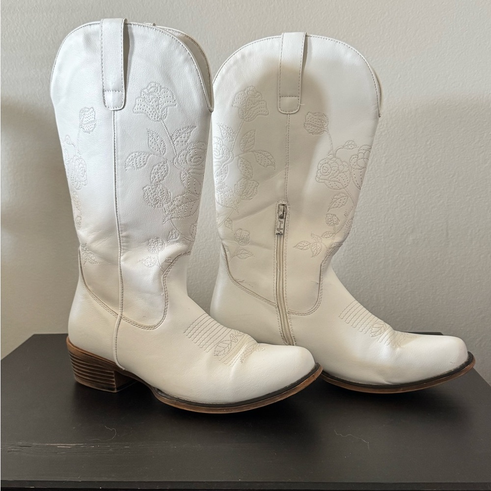 Chic White Floral Heeled Boots